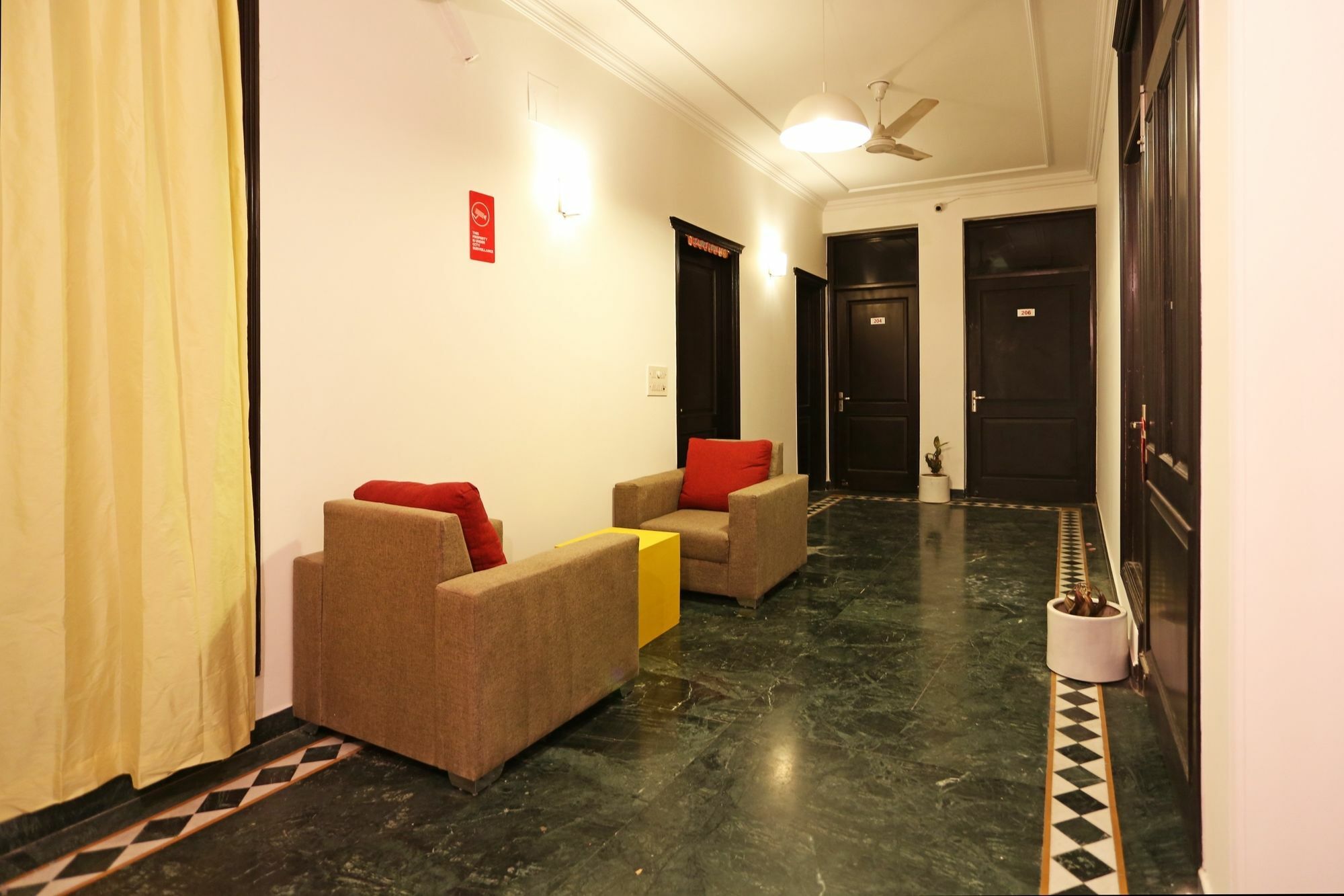 Oyo Townhouse 330 Mg Road Metro Station Hotel Gurgaon Exterior photo