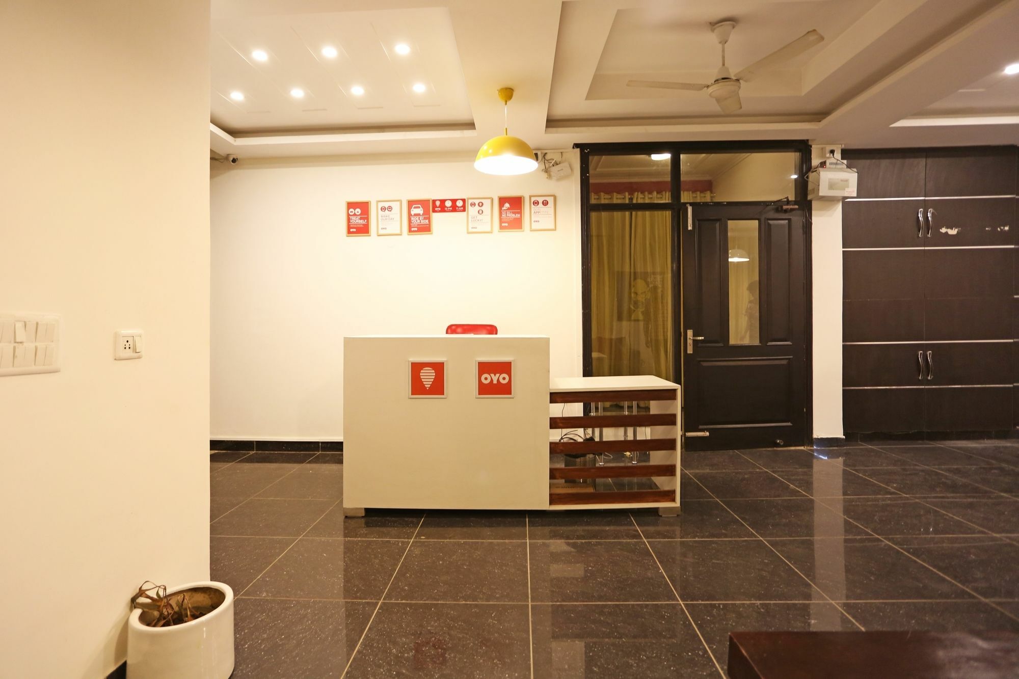 Oyo Townhouse 330 Mg Road Metro Station Hotel Gurgaon Exterior photo